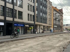 Przez remont torowiska Grzegórzki stanęły w korkach. Dlaczego objazd wyznaczono dla samochodów, a nie dla rowerzystów?