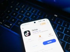 Raport NASK: TikTok manipuluje algorytmami we współpracy z Pekinem