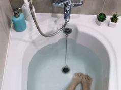 Rdza na wannie nie schodzi? Ten środek znają głównie pszczelarze