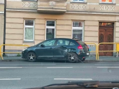 Utrudnienia na ulicy Wolności w Jeleniej Górze. Zderzenie ciężarówki z autem osobowym