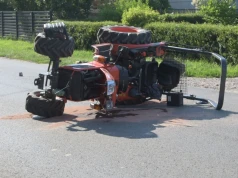 Wypadek podczas skrętu. Ciągnik na boku, kierowca w szpitalu