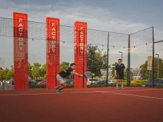 W FACTORY Annopol powstał kort do padla. Outletowi klienci zagrają za darmo