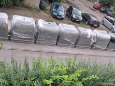 Postawili śmietniki pod oknami mieszkańców i odjechali. Sanepid nie widzi problemu