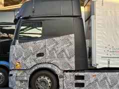 Actros z wydłużoną sypialnią na testach we Francji – zagadkowy widok na parkingu