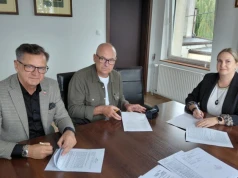 Nowe wodomierze i nowa droga w gminie Moszczenica. Wójt podpisał ważne umowy!
