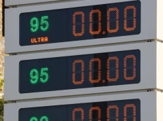 Paliwo najpierw dla budżetówki, Krymu i Królewca. Zwykli Rosjanie poczekają