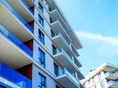Ponad rok mieszkał w hotelach bez płacenia. Ogolił głowę dla wiarygodności