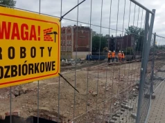 Postępuje rozbiórka wiaduktu w Szopienicach. Piesi znów przejdą ul. Lwowską