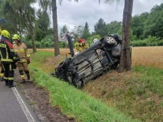 Audi zderzyło się z mercedesem i dachowało. Znajdujący się w aucie mężczyźni mieli po blisko 3 promile