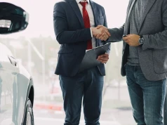 Cena to nie wszystko. UOKiK sprawdza, co doliczano klientom do kredytu w Autocentrum AAA Auto