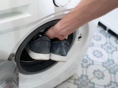 Ten niedrogi dodatek chroni delikatne rzeczy podczas prania. Może też uchronić samą pralkę