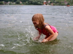 Wakacje nie zwalniają z wychowania. Na plaży widać, że dzieci wchodzą rodzicom na głowę