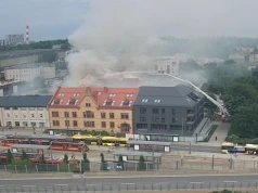 W Chorzowie płonie dawny bank. Strażacy walczą z ogniem