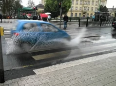 Jedna kałuża może zakończyć jazdę. Mało kto wie, dlaczego