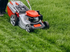 Prawie każdy pakuje ją do worka. Tymczasem skrywa coś, co pomaga przetrwać największe upały
