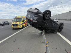 Toyota dachowała na zjeździe z węzła Konotopa na S2. W środku była kobieta z psem