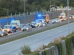 Wypadek na S2 w kierunku Terespola. Na miejscu liczne służby. Dwie osoby w szpitalu