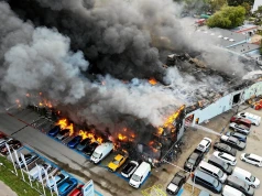 Kłęby dymu nad Warszawą. Duży pożar salonu samochodowego