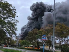 Potężny pożar na warszawskim Targówku. Płoną znane salony samochodowe