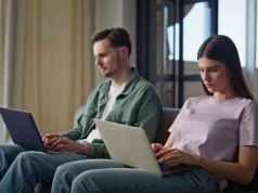 Siedzicie obok siebie, a jednak osobno. Tak praca wchodzi między partnerów