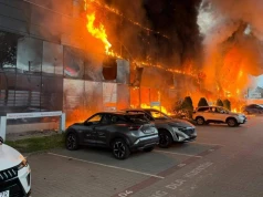 Ogromny pożar na Targówku. W ogniu warsztat i salon samochodowy