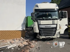 3,4 promila, zestaw z naczepą i wąska uliczka – DAF XF wjechał z dom mieszkalny