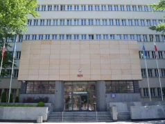 Akt oskarżenia w sądzie. Byłemu szefowi MON grozi do roku więzienia