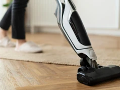 Nie każdy panel lubi gorącą parę. Przed sprzątaniem sprawdź jedną ważną rzecz
