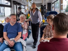 Aktorzy i publiczność w jednym pojeździe. Nietypowe wydarzenie na ulicach Chojnic