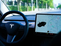 Tesla oddaje ster sztucznej inteligencji. Grok trafia do polskich aut