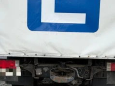 Niesprawny pojazd nauki jazdy zatrzymany w Jeleniej Górze. Policja zakazała dalszej jazdy
