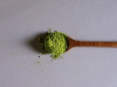 Matcha przestała być niszowym rytuałem. Trafia do sieciówek, dostaw i codziennego menu