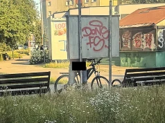 Agresywny mężczyzna oddawał mocz przy placu zabaw na ul. Kobierzyńskiej