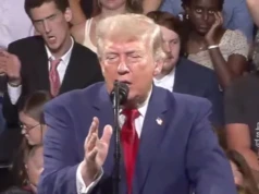 Trump ośmieszony na własnym wiecu. Mężczyzna tuż za nim nie musiał nic mówić