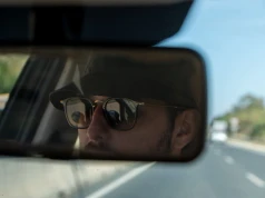 Latem ma je niemal każdy kierowca. Czy policjant może za nie ukarać?