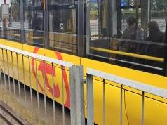 Samochód wjechał na torowisko w centrum Warszawy. Ruch tramwajów został wstrzymany