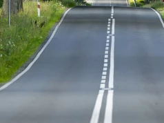 Przejechałeś ciągłą linię? W tej jednej sytuacji nie będzie mandatu