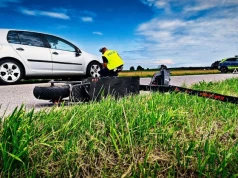 16-latek na hulajnodze zderzył się z Volkswagenem. Jechał bez kasku i uprawnień