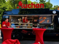 Auchan wyjeżdża z marketów na plaże. Sieć stawia na street food