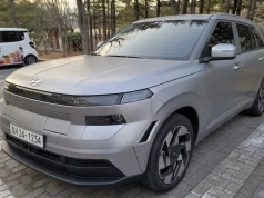 Nowy Hyundai Kona sfotografowany bez kamuflażu. Nie jest jasne, czy straci wersję elektryczną jak Kia Niro