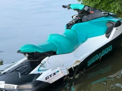 Groźny wypadek na jeziorze Ukiel. Kierująca skuterem uderzyła w motorówkę i trafiła do szpitala