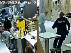 Wbiegli to restauracji i zaczęli go kopać za ladą. Na miejscu momentalnie pojawiła się policja. Opublikowano nagranie z monitoringu