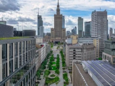 Był betonowy parking, jest zielony deptak. Tak zmienia się centrum Warszawy