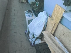 Zwłoki w mieszkaniu komunalnym. Sąsiedzi zostawieni sami sobie przez MZN