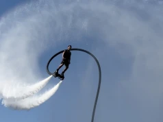 Latające deski nad Ustką. Mistrzostwa we flyboardzie
