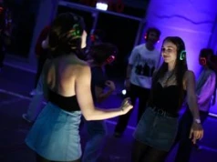 A w Krakowie Cisza na Fali, czyli Silent Disco Party na parkingu Tauron Areny. Wygląda to dziwnie, dopóki nie założysz słuchawek.
