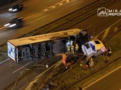Ciężarówka uderzyła w barierki i wywróciła się na bok na trasie S8. Zablokowany zjazd na autostradę A2!
