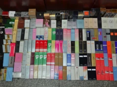 „Operation Eau de Fraud”: mężczyzna z Chicago miał kraść luksusowe perfumy i odsyłać plastelinę
