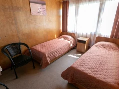 Półmetek wakacji, a pokoje świecą pustkami. "Jak sobie pomyślę o awanturach, wolę zostać w domu"