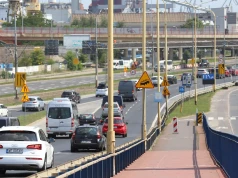 Większość kierowców robi to każdego dnia. Przez ten nawyk wydają więcej na paliwo